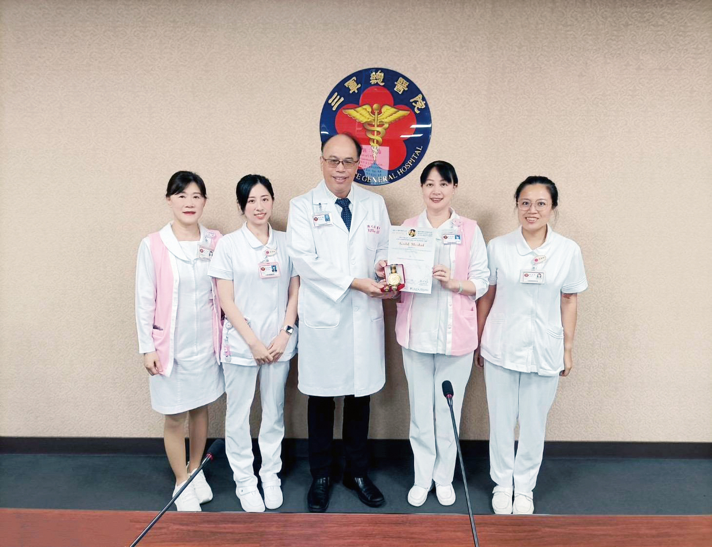 圖二發明人林以涵護理師左ㄧ陳美容主任左二吳靜平護理師右二潘玉玲汀州院區護理主任右ㄧ與院長陳元皓將軍合影複製